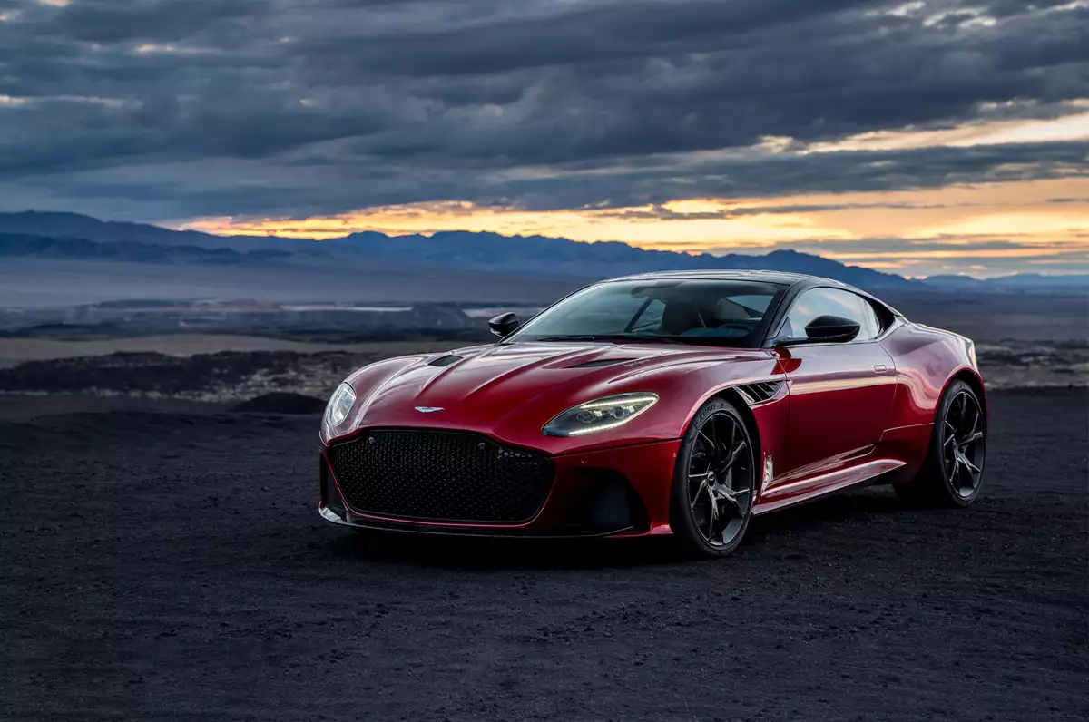 アストンマーティンdbs スーパーレッジェーラ クーペとヴォランテ アストンマーティン 日本